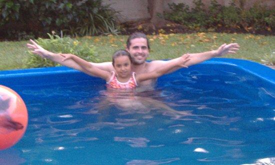 El día que le enseñé a nadar a Camila