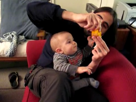 Comiendo zapallo con el hijo