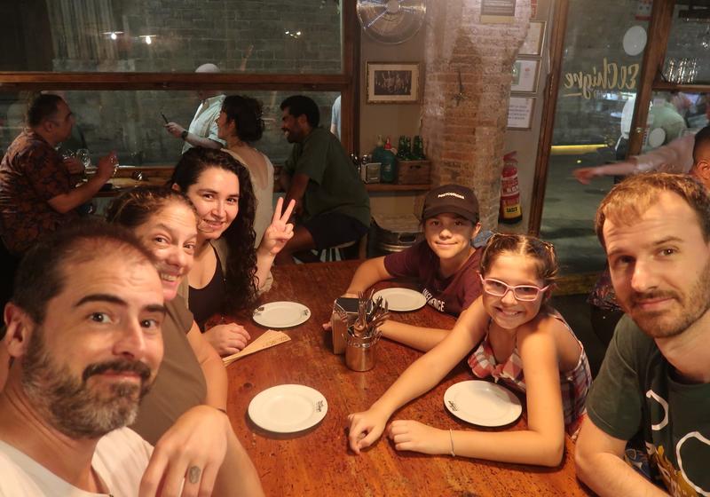 Cenando en El Chigre con Humitos y Johanna