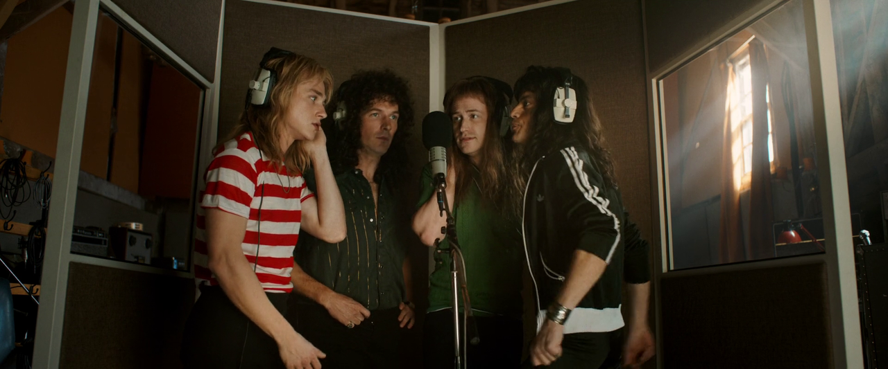 Los cuatro Queen en la escena donde graban la canción homónima a la película