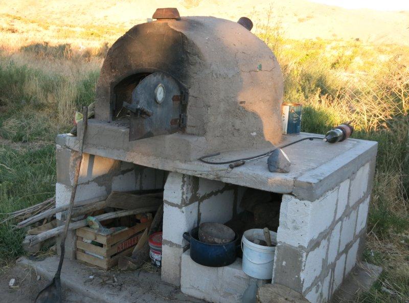 El horno de barro que construyó mi hermana; ahí hicimos cordero, pollo, pan y muchas verduras.