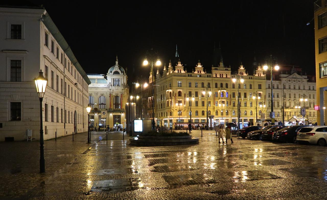 Praga, de noche, luego de la lluvia