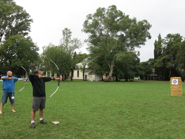 Hicimos basquet, malabares, pingpong, espadas... y arquería