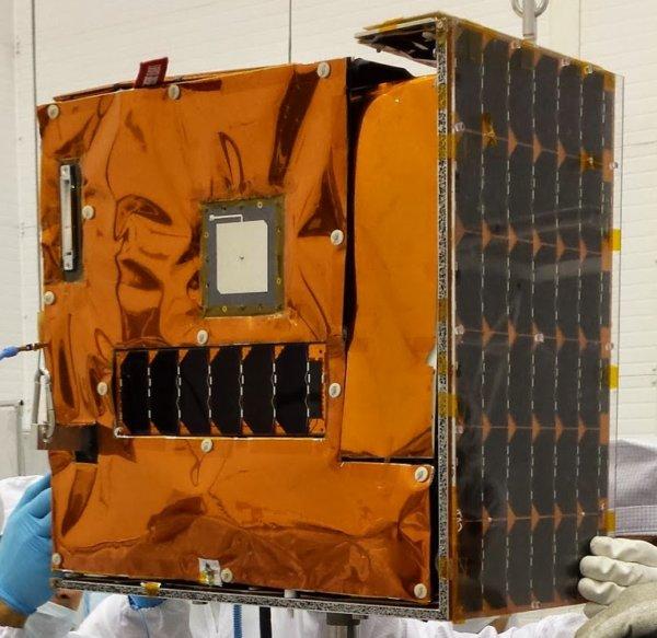 El satélite Tita, siendo instalado en el lanzador
