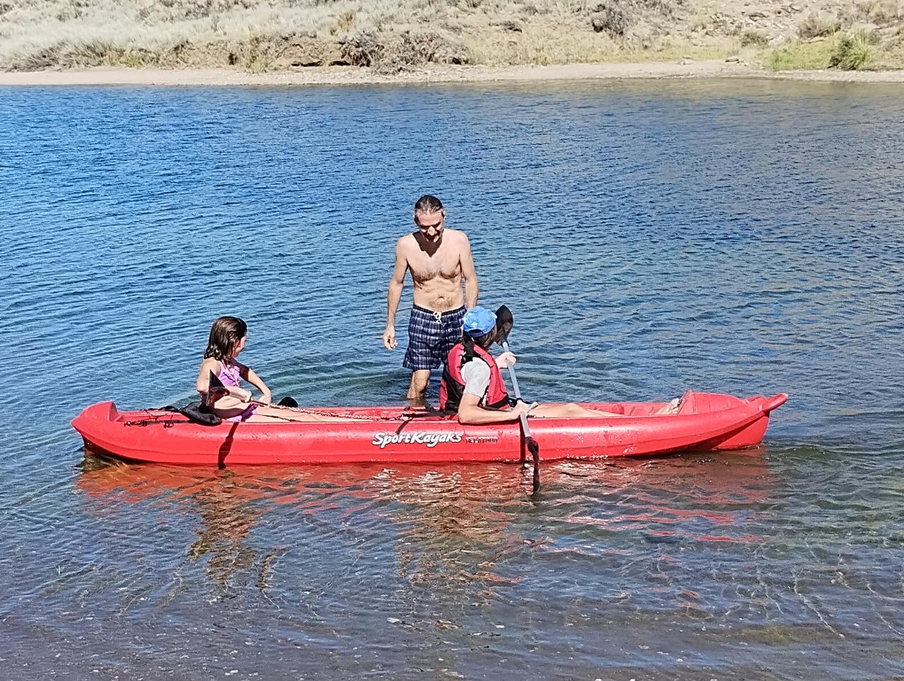 Les chiques aprendiendo kayak con el tío Gustavo