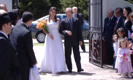 Analía entrando a la iglesia