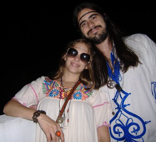 Moni y Facu disfrazados de 70s