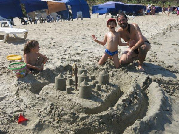 Hicimos un castillo de arena :)