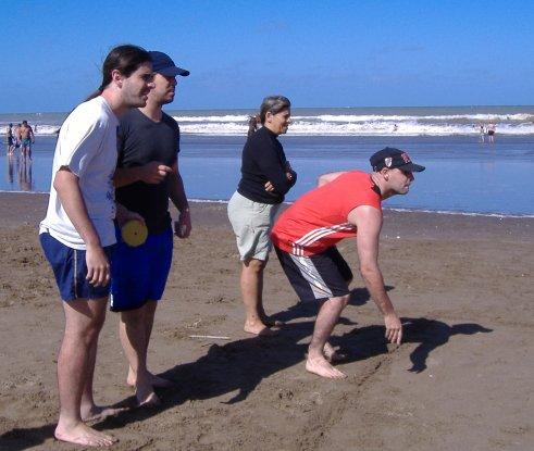 Jugando al tejo con los muchachos