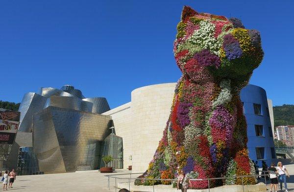 Parte del Guggenheim a la izquierda, el Puppy a la derecha