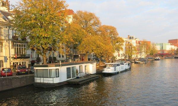 Casita en un canal de Amsterdam