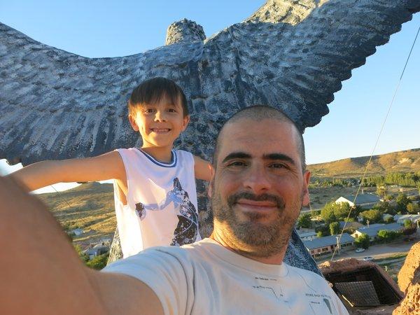 Con Felu visitándo la estatua del Águila, en Piedra del ídem