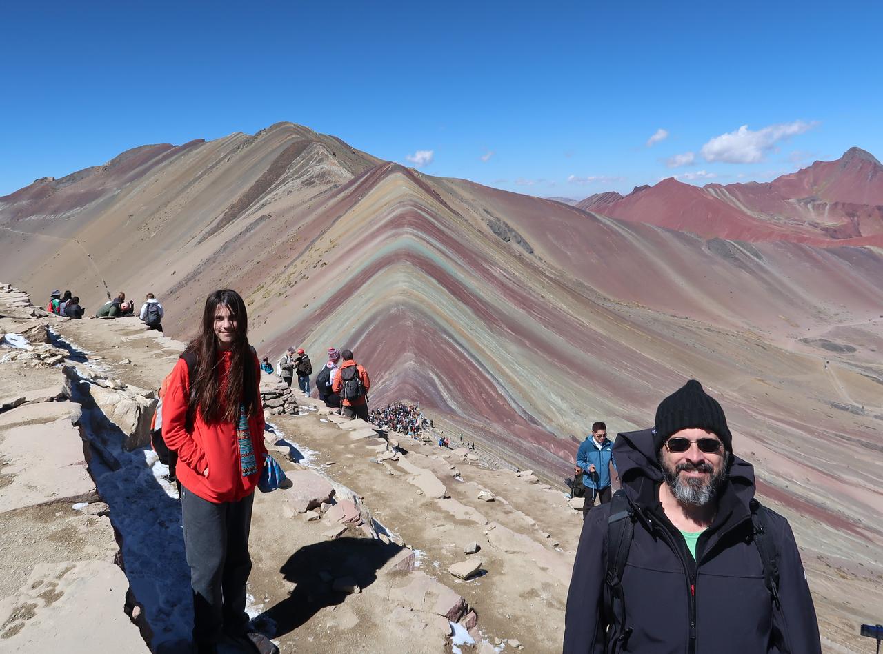 Con Felu en el pico (una subidita extra) con la Montaña de Colores en el fondo