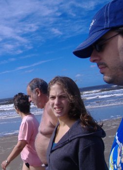 Los cuatro caminando en la playa