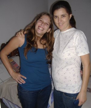 Las primas, con Sandra mostrando la pancita