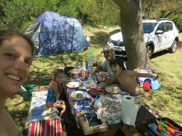 Almorzando en el camping